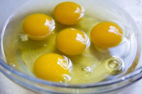 Суровите яйца са част от доста традиционни рецепти като домашна