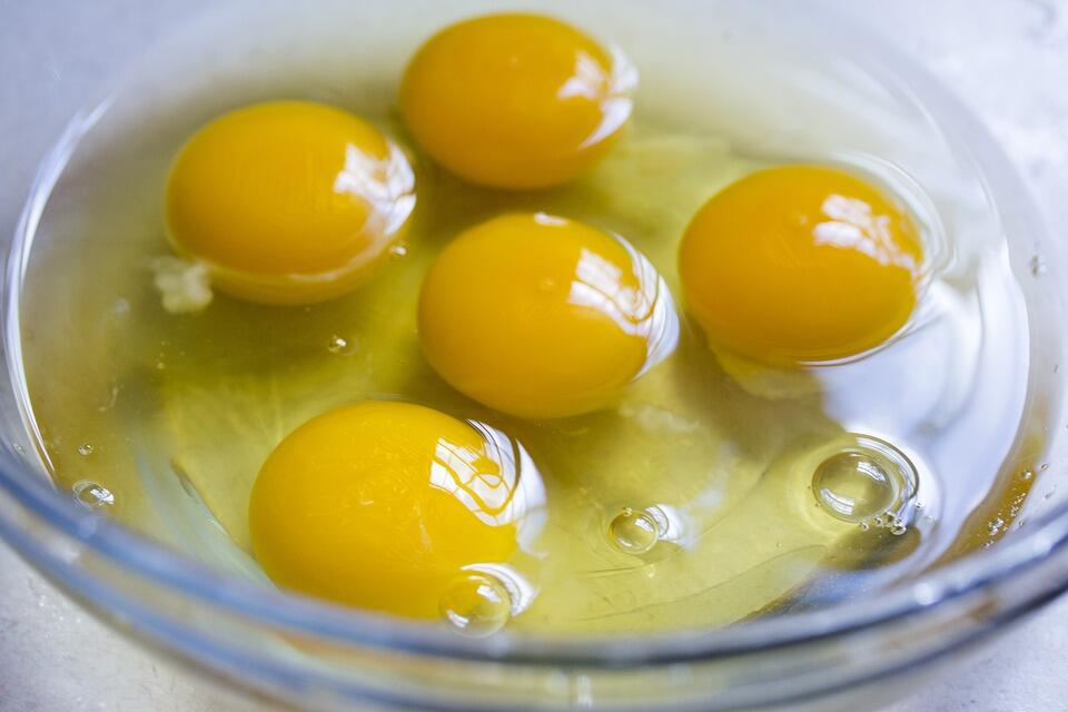Суровите яйца са част от доста традиционни рецепти, като домашна