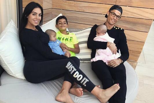 <p>Бременната Джорджина Родригес с Кристиано Роналдо и децата му</p>