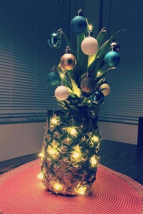 Хората украсяват ананаси, вместо елхи за Коледа 