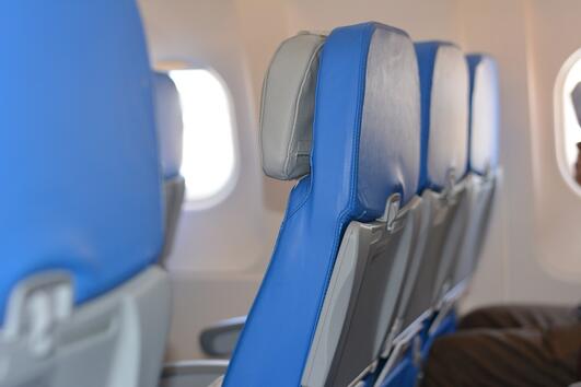 Защо седалките в самолетите почти винаги са сини? 