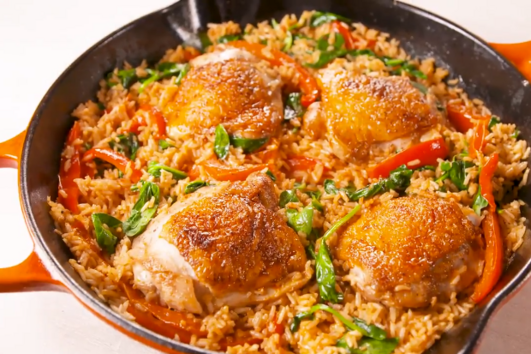 Супер лесни пролетни вечери: Пиле с ориз и червени чушки 