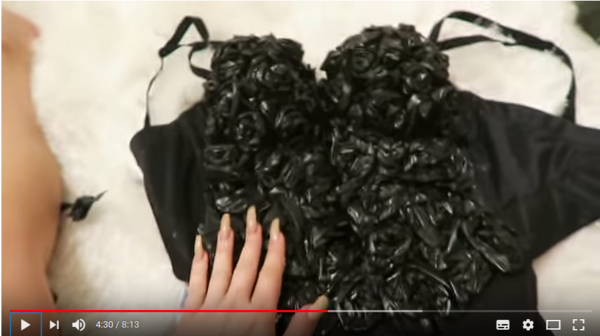 Youtuber направи бална рокля от пликове за отпадъци