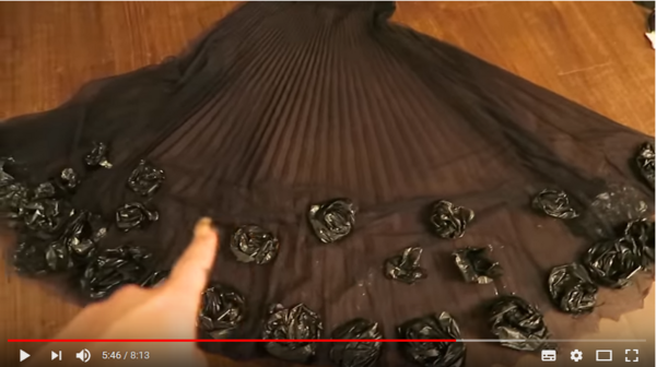 Youtuber направи бална рокля от пликове за отпадъци