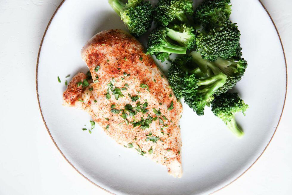 Ще ви представим рецепта за домашно приготвено пилешко месо. Тази