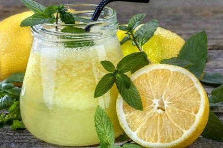 Водата с лимон помага за горене на излишните калории. В