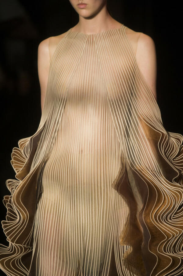 Новата колекция на кралицата на 3D принта Iris van Herpen