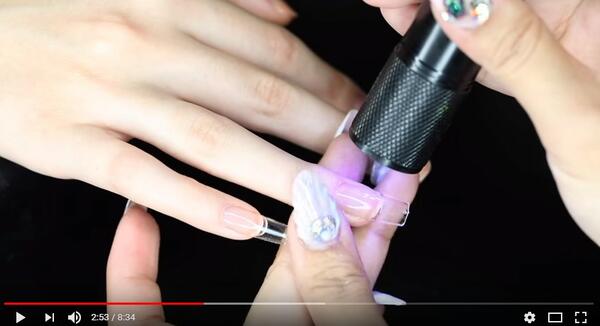 Как да използваме изкуствени нокти, без да увреждаме нашите? (Видео)