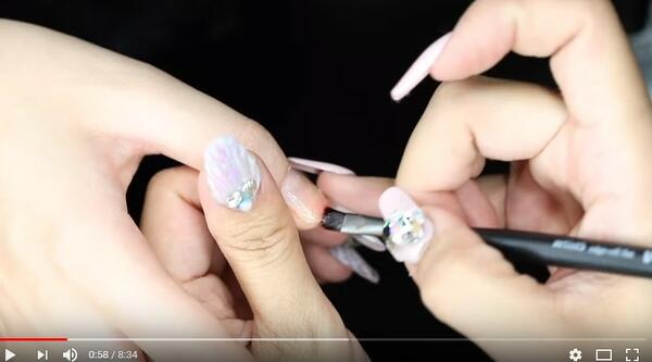  Как да използваме изкуствени нокти, без да повреждаме нашите? (Видео) 