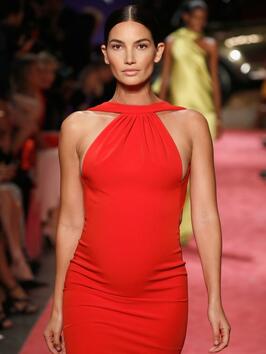 Лили Олдридж дефилира бременна на модната седмица в Ню Йорк