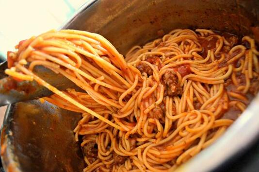 Спагети в пилешко месо и прошуто 