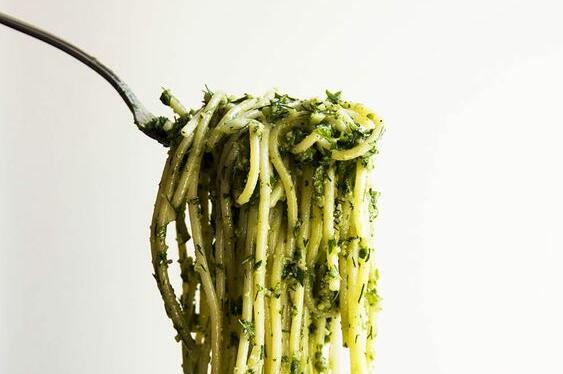 Ето как да си приготвите вкусни спагети с песто:
Необходими продукти:
1
