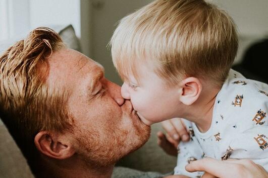 Защо е по-добре да спрете да целувате децата си по устните