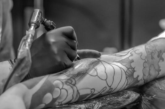 Хвърляме малко светлина върху 8 заблуди относно татуировките