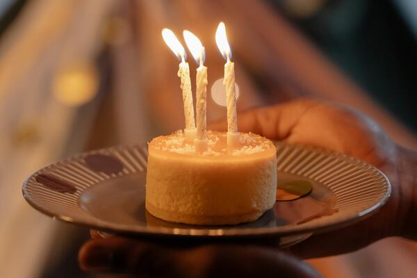 Защо ядем торта и духаме свещички на рождените си дни? 