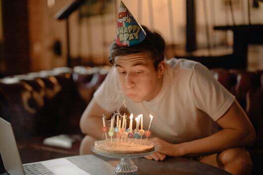 Защо ядем торта и духаме свещички на рождените си дни? 