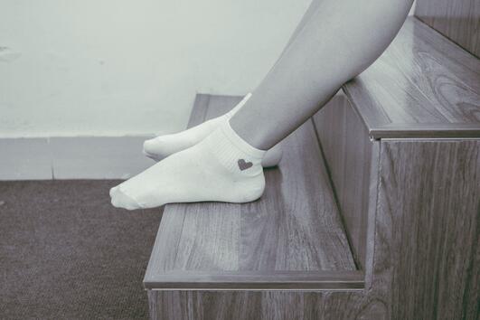 8 трика, които могат да направят носенето на чорапи още по-удобно