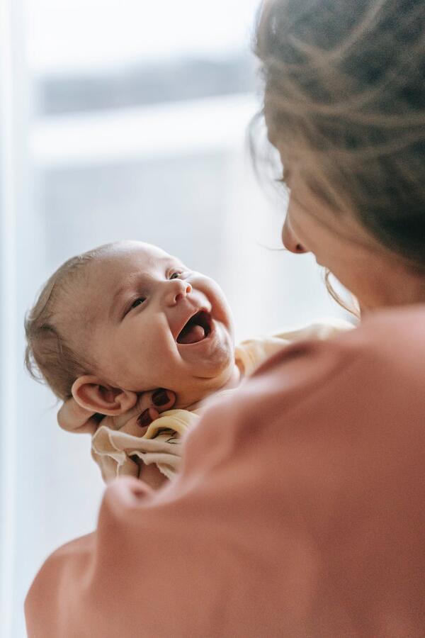 Защо новородените се усмихват, докато спят 