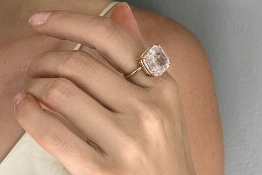 <p>Няма нищо по-женствено от красив пръстен върху изящна дамска ръка. А тези пръстени с розов кварц са толкова красиви, че ни се иска да ги притежаваме до един!</p>
