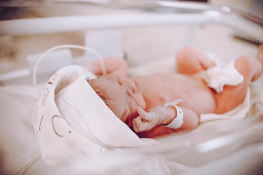 Проучване разкрива защо повечето бебетата се раждат през нощта