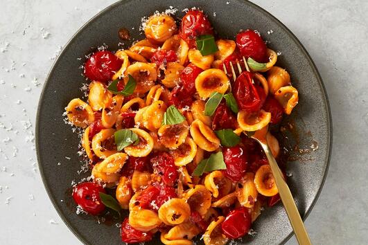 Вкусна паста Орекиете с чери домати 