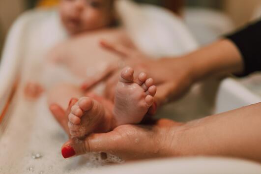 Как се къпе бебе в 5 стъпки 