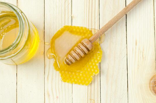 Защо медът се захаросва?