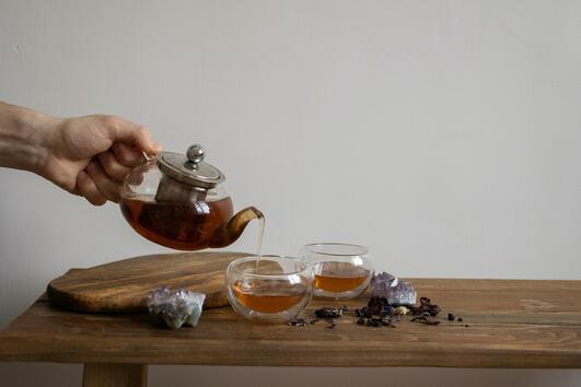 Учени установиха - чаят има различен вкус в зависимост от чашата, в която се пие!