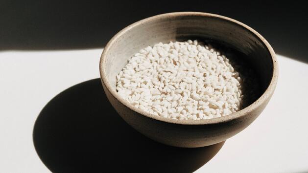 Ново проучване показва, че предварителното измиване на ориза не намалява лепкавостта