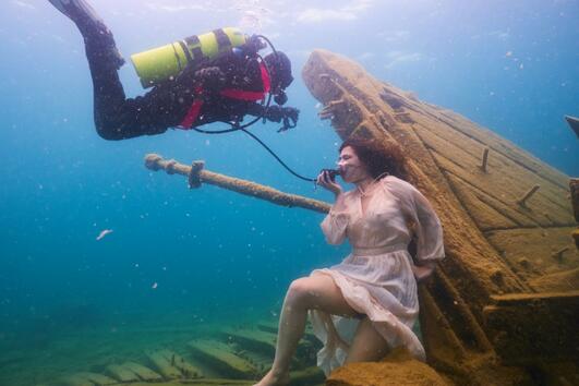 Фотограф и модел счупиха световния рекорд на Гинес за най-дълбока подводна фотосесия