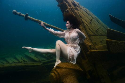 Фотограф и модел счупиха световния рекорд на Гинес за най-дълбока подводна фотосесия