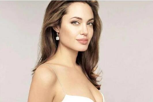Защо Анджелина Джоли се е почувствала "разбита" след развода с Брад Пит
