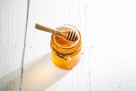 Защо бебетата не бива да ядат мед? 