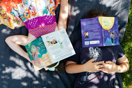 Как да накараме детето да прочете задължителните книги за ваканцията без да влизаме в спорове? 