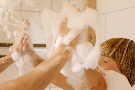 Кога трябва да спрете да къпете децата си, според психолозите 