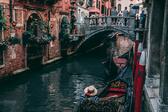 <p>Венеция е градът на мечтите и един от най-романтичните градове в света. Открийте истинската Венеция, романтична и пълна с чар, нейните скрити кътчета, Венецията на венецианците, необичайна, мистериозна и толкова красива. Венеция има 100 острова и 400 моста, които са едва 7 километра дълги и три и половина широки. Всичко се прави пеша или с лодка, без кола, само звук от стъпки и гласове и плискане на вода от каналите, които ви придружават по улиците, наречени Calli. </p>