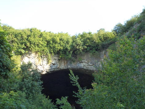 Водопади и пещери