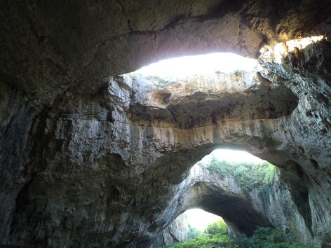 Водопади и пещери
