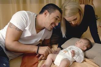 Валери и Алисия с новородения им син.