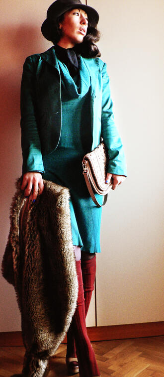 Сако Bershka, рокля Mango, обувки и чанта Zara. 