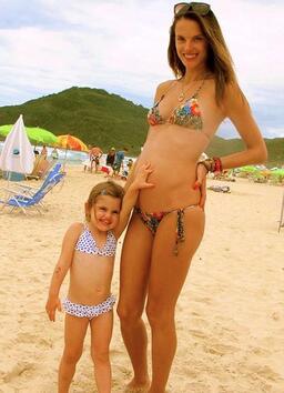 Алесандра Амброзио, бременна с второто си дете, позира с 3-годишната си дъщеричка