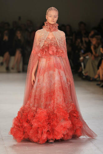 Тази рокля на Alexander McQueen бе представена още през октомври.