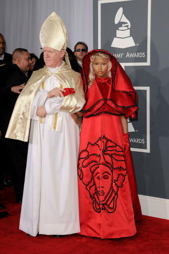 Ники Минаж и мъжът, преоблечен като Папата