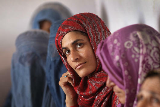 Жена от Афганистан, която слуша лекция за животновъдство на 8 септември 2011 в Кабул. Програмата е разработена от тамошната Организация за правата на жените и цели да ги научи как да увеличат приходите на своето домакинство.