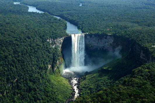 Един от най-големите водопади в света: труднодостъпният Кайетур, намиращ се в Гвиана
