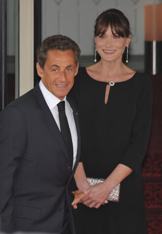 Ако Никола Саркози не беше президент, със сигурност въпросите, около това какво точно е харесала Карла Бруни в него, щяха да са много повече. Но фактът, че той стои начело на една от най-силните европейски държави, му дава две много силни качества, които действат като афродизиак на жените - власт и пари. С малко повече усилие бихме могли да сложим Саркози в графата на чаровниците и лесно да оправдаем избора на бившия модел Карла Бруни като напълно правилен и обоснован. Все пак стилната Карла бе с него и преди самата тя да се превърне в първа дама.