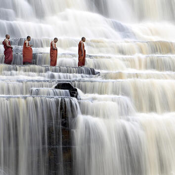 Водопадът Понгуа във Виетнам е място за уединение, тишина и вътрешен мир. Използват го дори монасите, които със сигурност не обичат шумотевицата и тълпите, така че стъпвайте на пръсти, ако се озовете там!