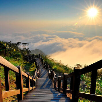 Накъде ли водят тези стълби? Може би към ада? Националният парк в Тайван обаче със сигурност е едно райско кътче, което очарова с красота и екзотична панорама.