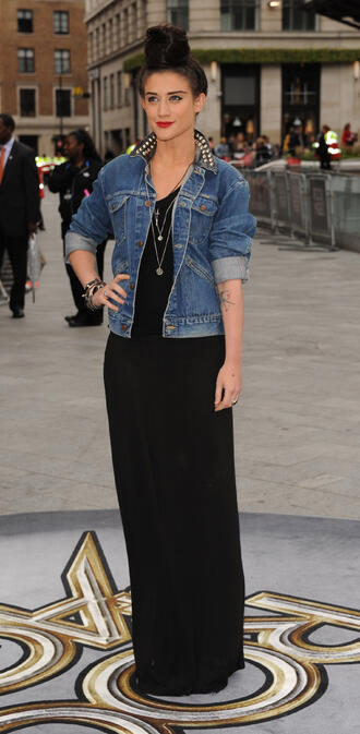 Кейти Уейзъл от американския X-factor се появи с дълга до земята черна рокля и дънково яке с капси на яката за допълнителен гръндж ефект.