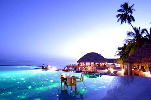 <p>Вълшебният "Хувафен Фуши" е един от най-големите басейни на Малдивите и първият, който е бил обзаведен с фиброоптика. Благодарение на повече от хиляда малки светлинки, водната повърхност изглежда зашеметяващо и покрай нея често се организират бляскави събития, включително грандиозни модни ревюта.</p>